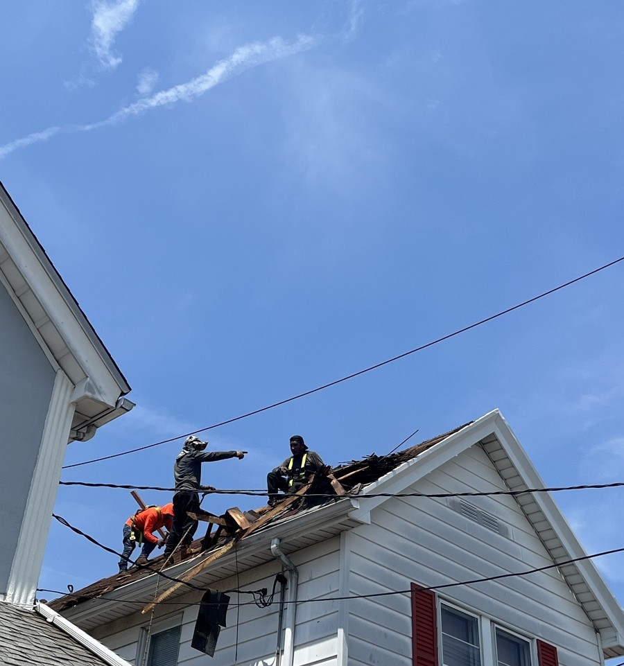 屋顶维修公司,专修屋顶漏水,急修屋顶漏雨,清理水槽等各类屋顶问题维修 NJ photo 1