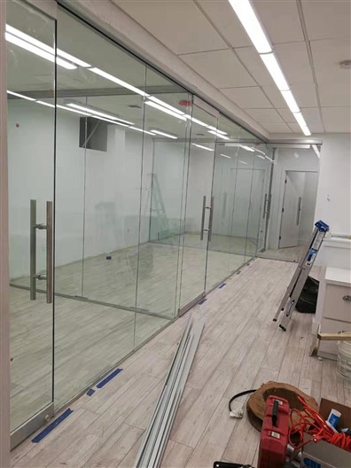 纽约玻璃门面制作安装，办公室玻璃隔间，特制专业玻璃门，玻璃浴室门，商业大面积玻璃门面安装 图片 5