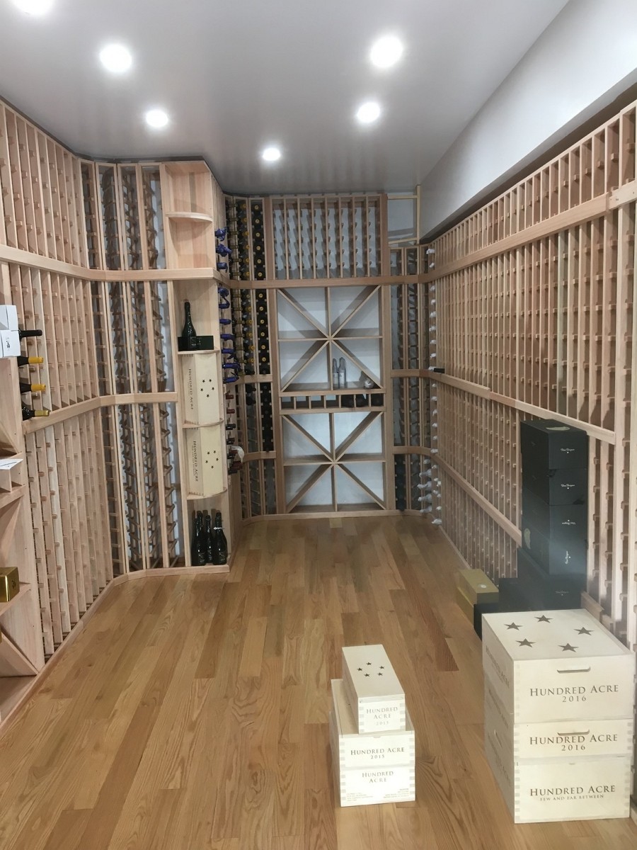 功夫精湛的门窗木工师傅安装新式保温门窗 photo 3