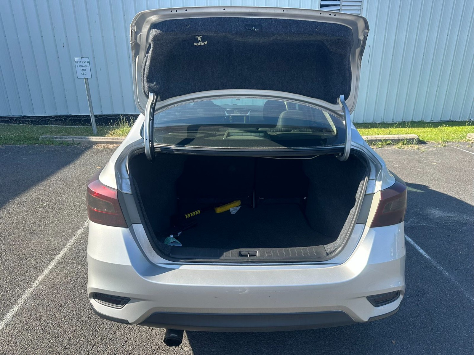 Returned to China to sell the car, NISSAN SENTRA SV, 57500 Miles, just had maintenance done and the windshield was replaced, no accidents photo 5