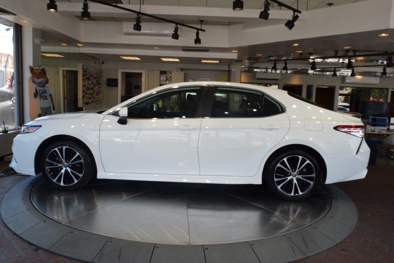 2020 Toyota Camry SE 运动款带皮椅 图片 2