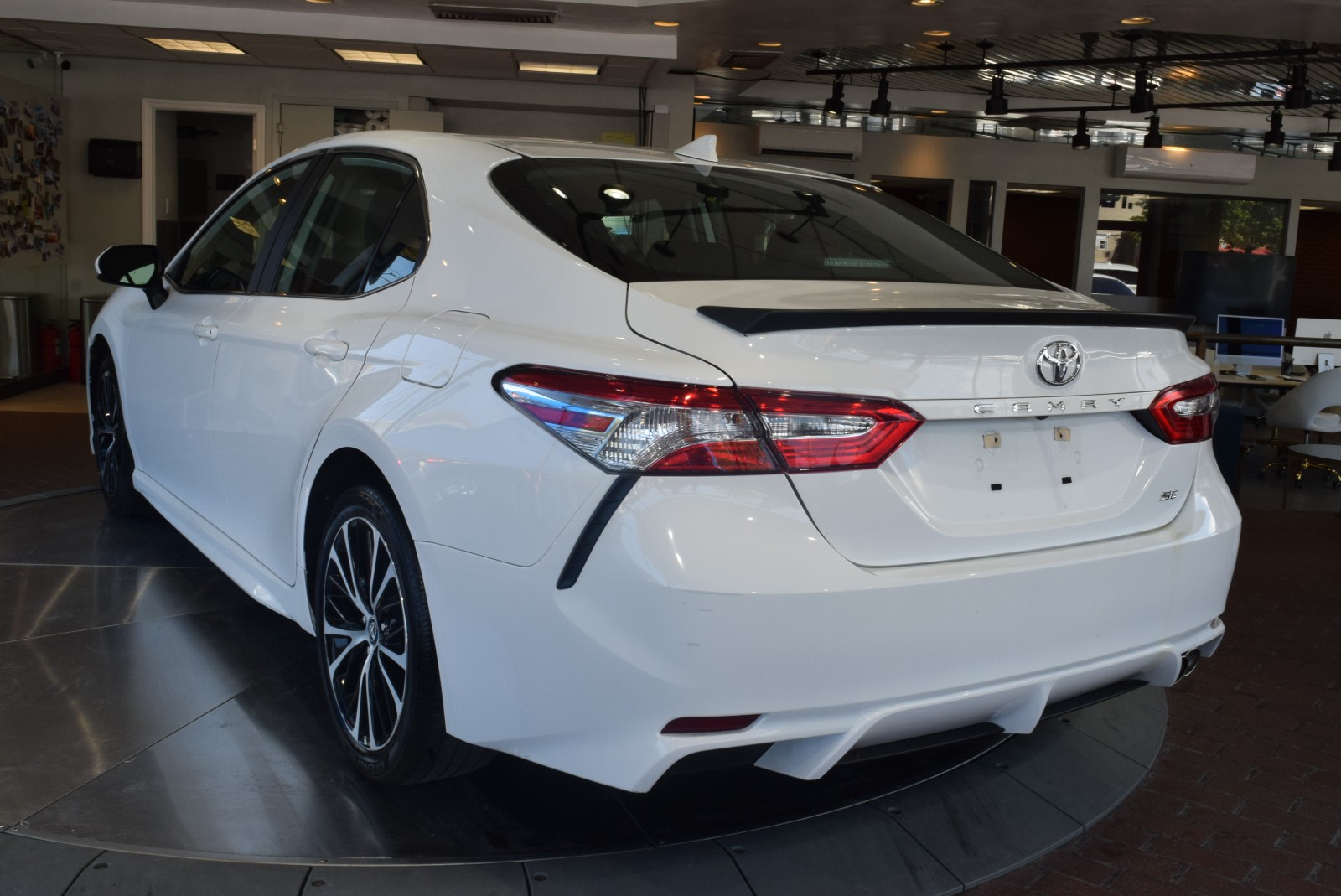 2020 Toyota Camry SE 运动款带皮椅 图片 7