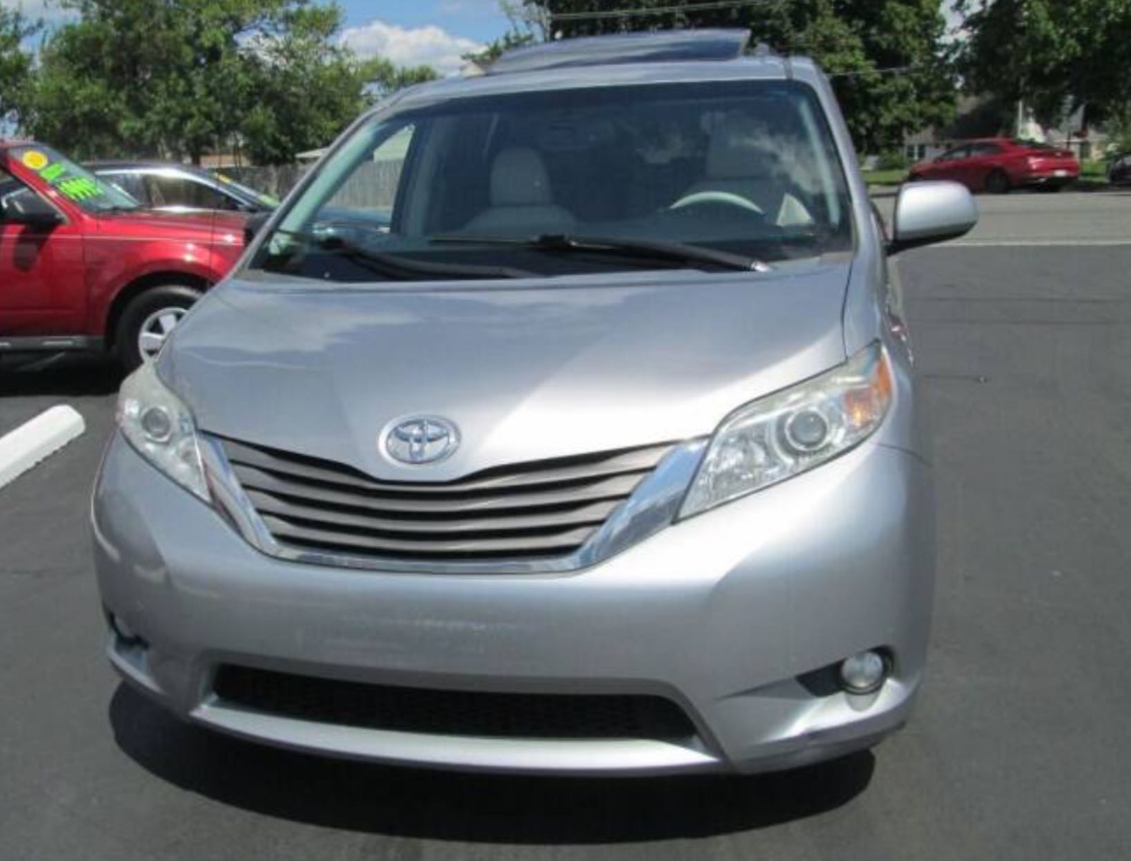2011 Toyota Sienna XLE Toyota eight-seater, priced at 14,995