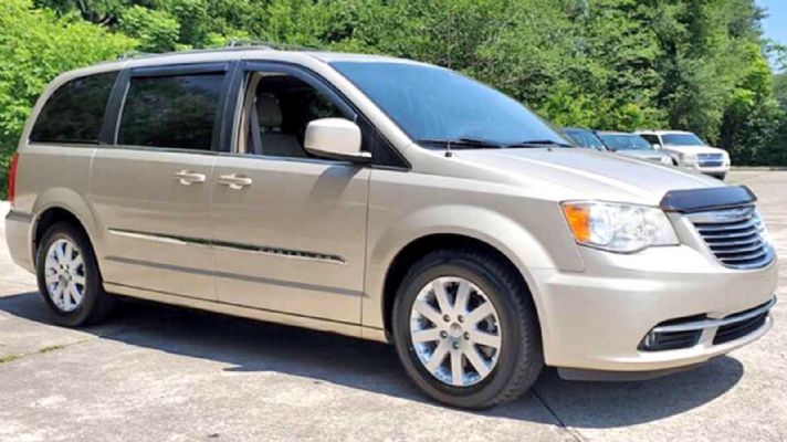 2013 Chrysler Town & Country Touring priced at 8,900 photo 4