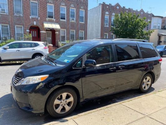 2012 sienna FWD LE 8W mileage, good condition photo 1