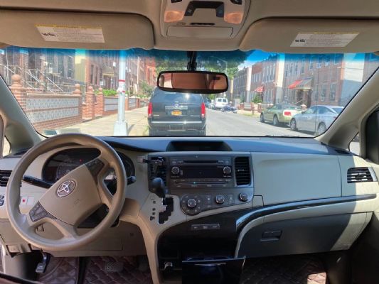 2012 sienna FWD LE 8W mileage, good condition photo 4