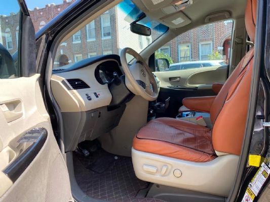2012 sienna FWD LE 8W mileage, good condition photo 3