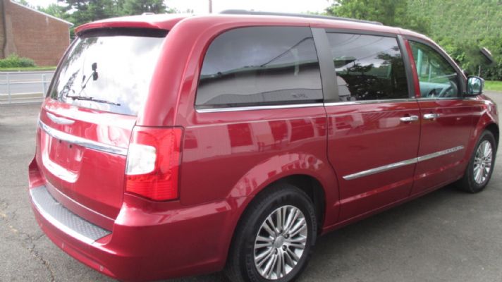2014 Chrysler Town & Country Touring priced at 9650 photo 6