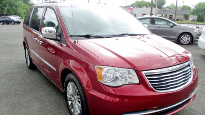 2014 Chrysler Town & Country Touring priced at 9650 photo 5