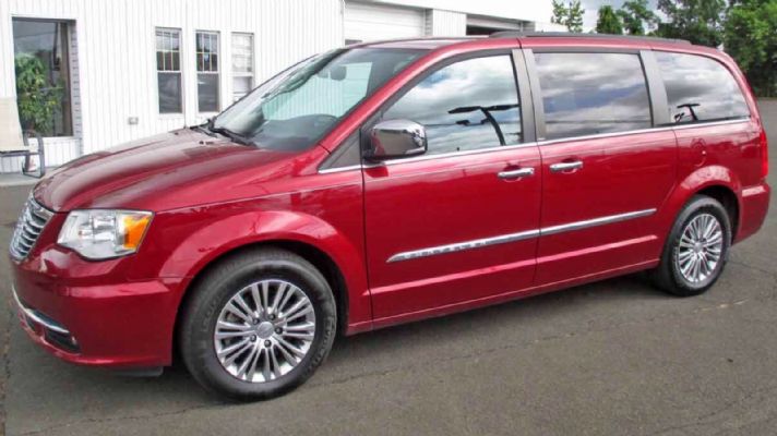 2014 Chrysler Town & Country Touring priced at 9650 photo 3