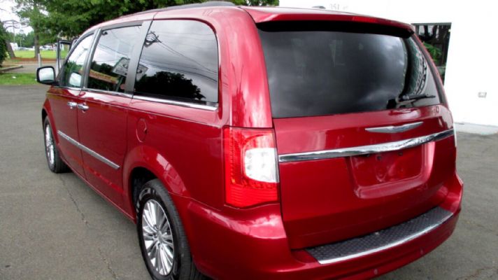 2014 Chrysler Town & Country Touring priced at 9650 photo 7