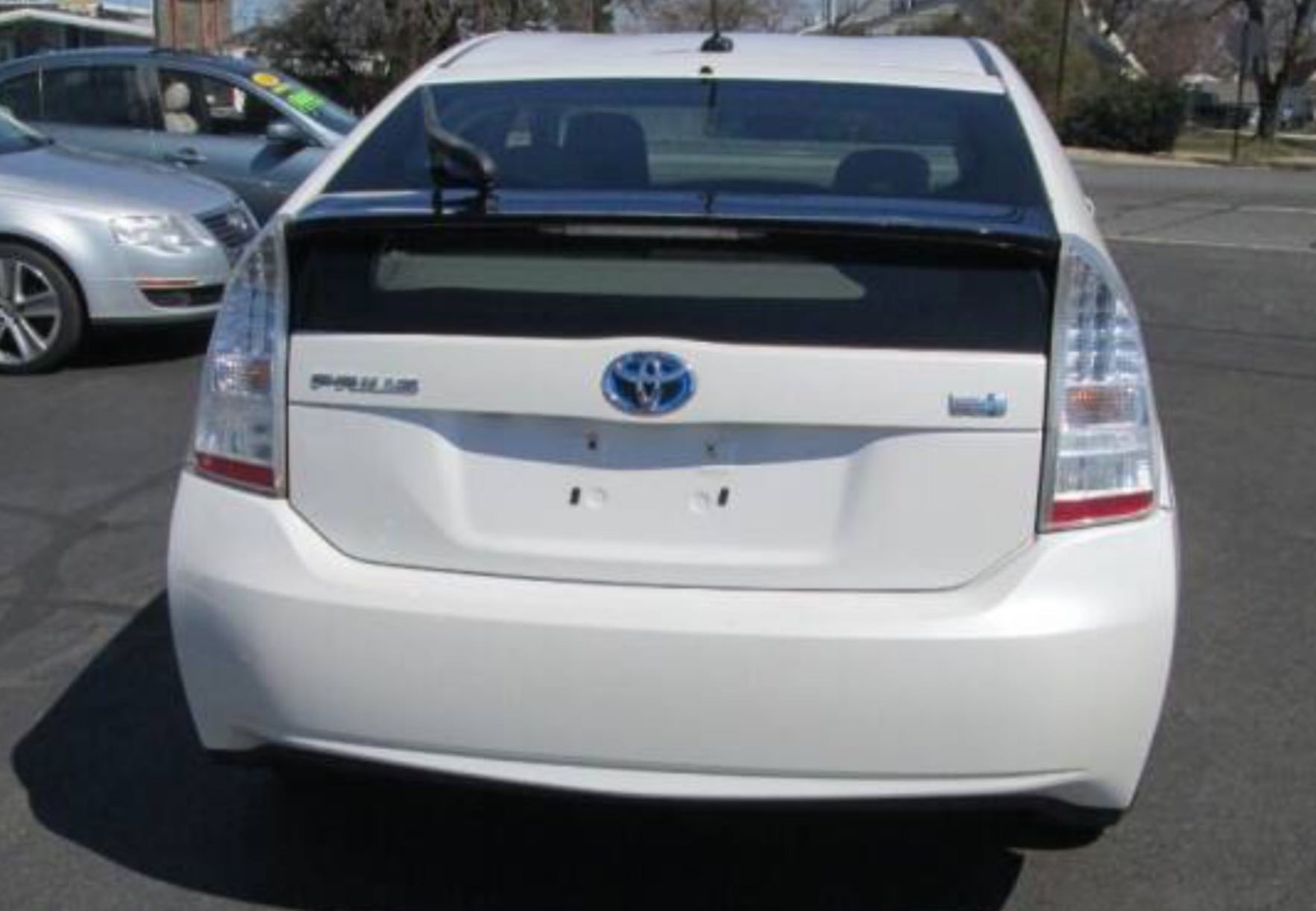 2010 Toyota Prius gasoline-electric hybrid sedan, priced at 9,995 photo 5