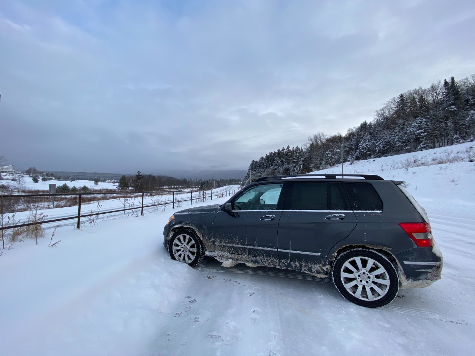 Mercedes-Benz GLK350 has strong four-wheel drive, no accidents and no scratches. The car is in first-class condition and is sold at a low price. photo 2