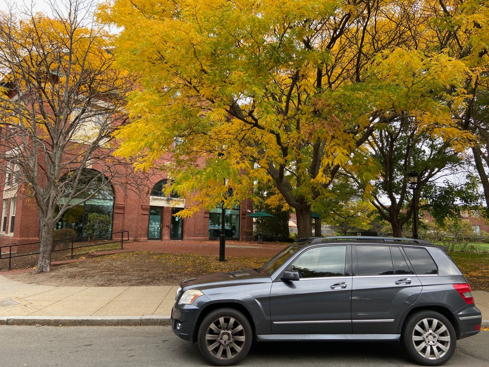 Mercedes-Benz GLK350 has strong four-wheel drive, no accidents and no scratches. The car is in first-class condition and is sold at a low price. photo 1