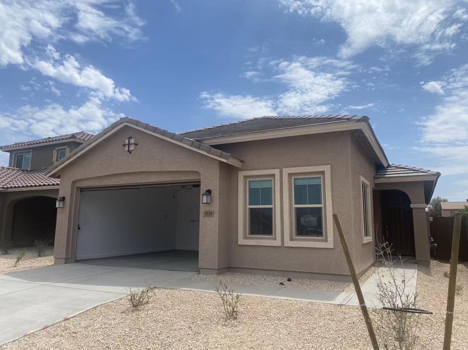 There are two newly renovated, clean and beautiful rooms for rent in Mesa near Gilbert.