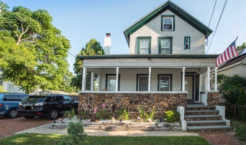 Colonial style detached house in seaside town photo 1