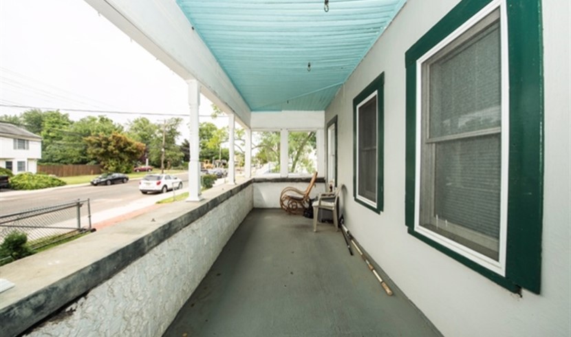 Colonial style detached house in seaside town photo 3