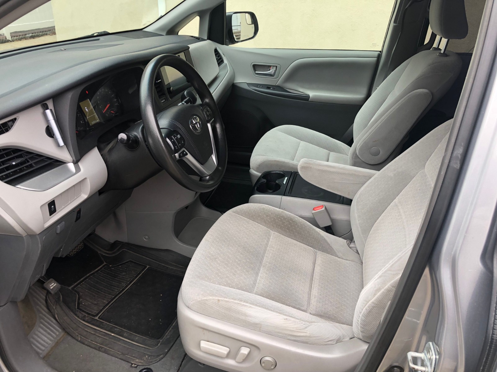 出售2015年 Toyota Sienna AWD LE 里程35000迈数 4轮驱动 8人座 图片 7