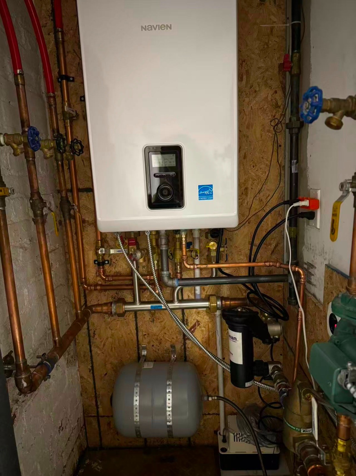 凯文冷暖水电公司承接换热水炉，热水炉维修，空调安装维修，处理冷暖水电疑难杂症