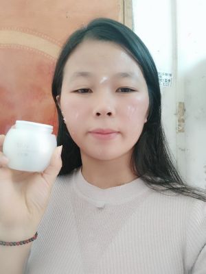 vUU爆水肌是一款三合一的水乳补水美白保温