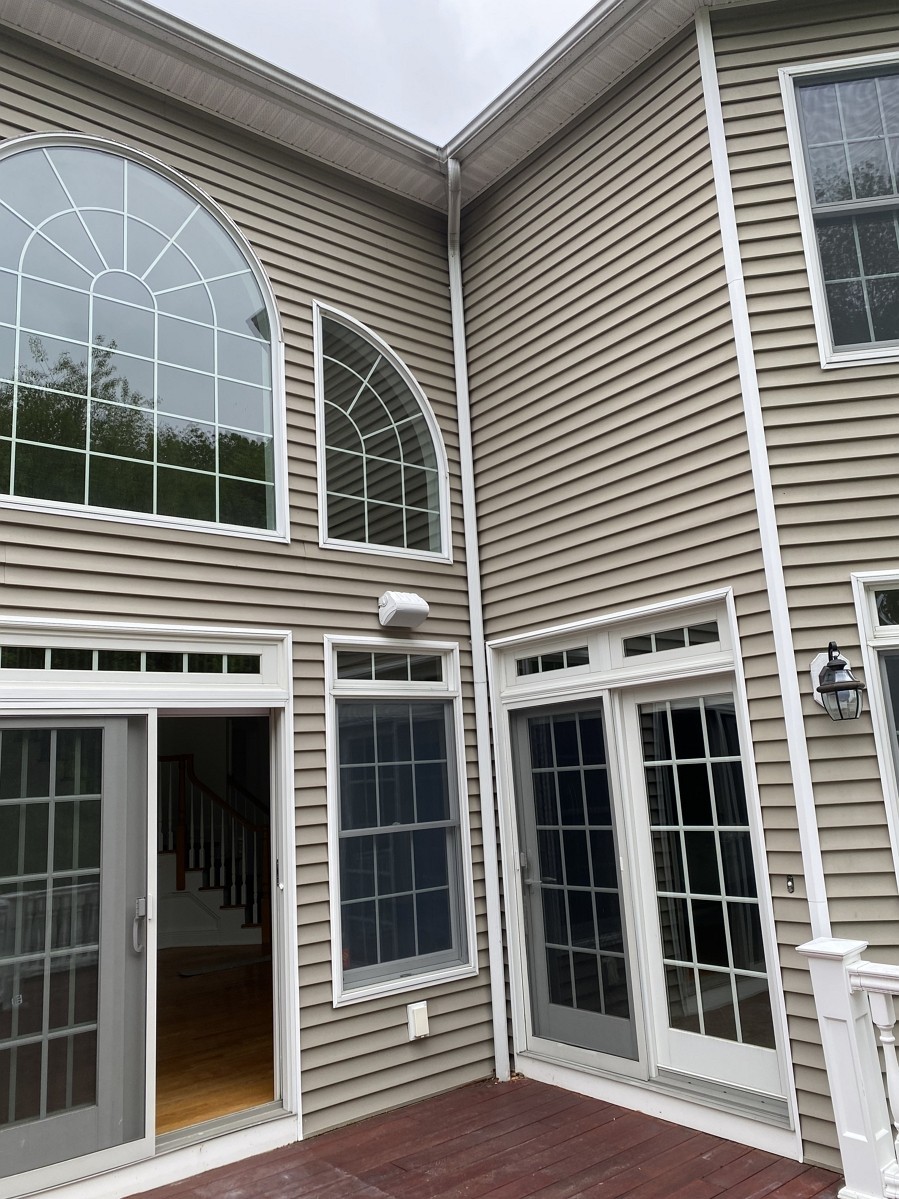 功夫精湛木工师傅安装新式保温门窗