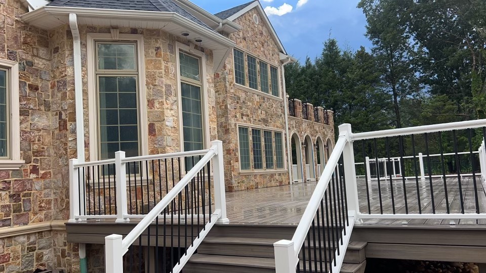 安装定制节能门窗，安装铁艺大门和护栏，建筑裝修公司专业装修装潢建筑施工，百万保险