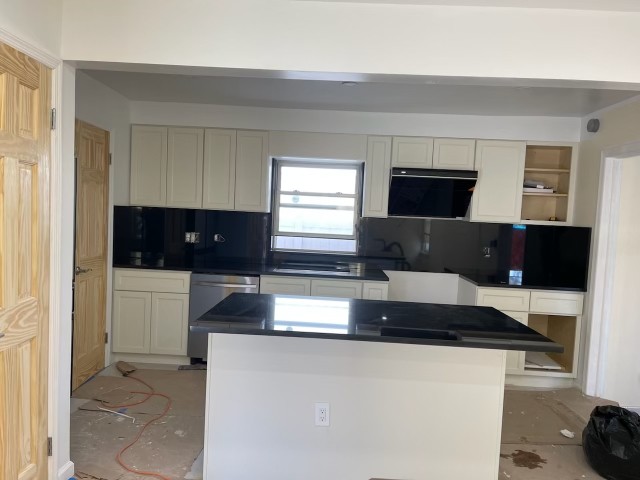 纽约史丹顿岛装修公司，专做室内外装修，商业店铺装修，厨房浴室，水泥车道，土木水电，工艺好