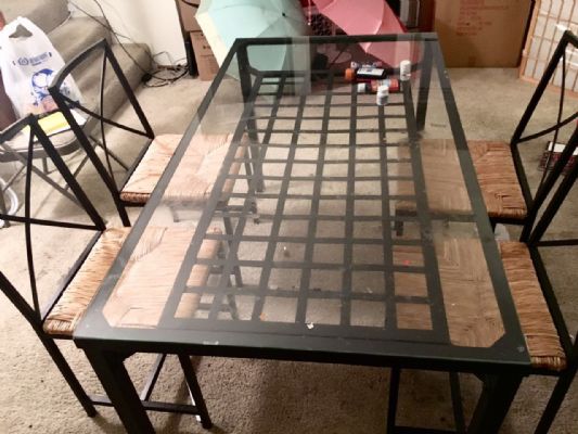 玻璃大餐桌四把餐椅低价出售