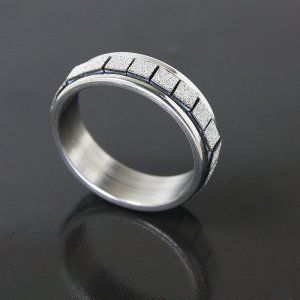 中性方块磨砂戒指钛钢 精致