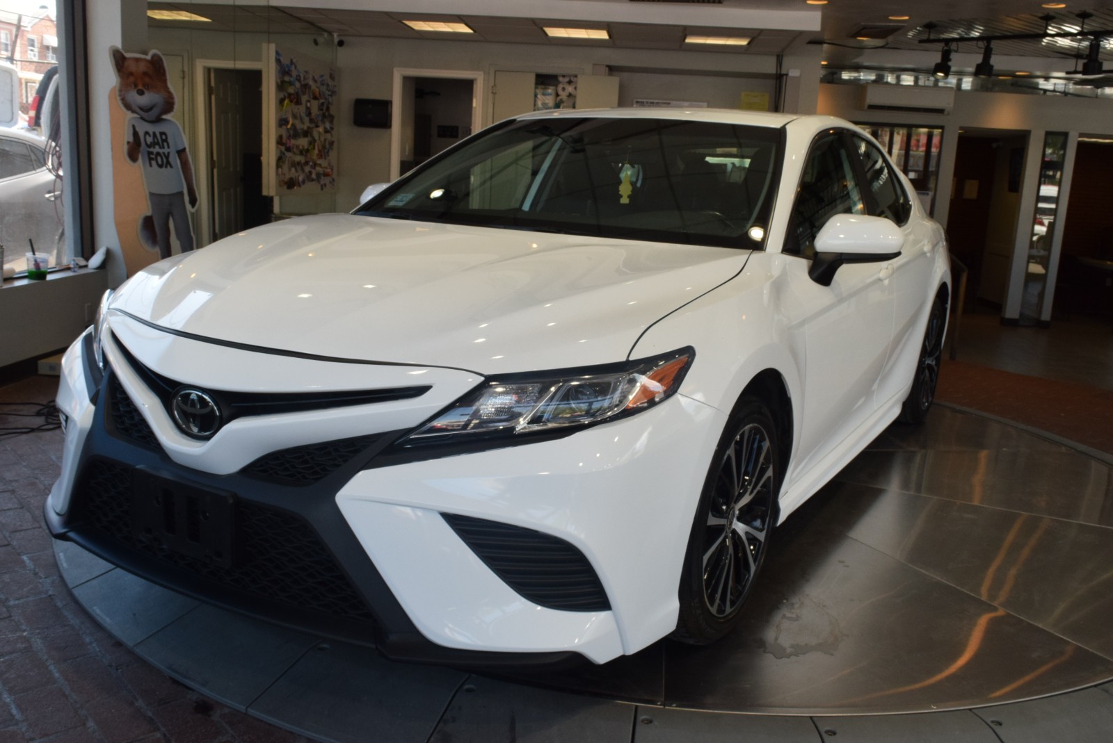 2020 Toyota Camry SE 运动款带皮椅