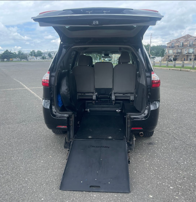 B厂改装塞纳轮椅车