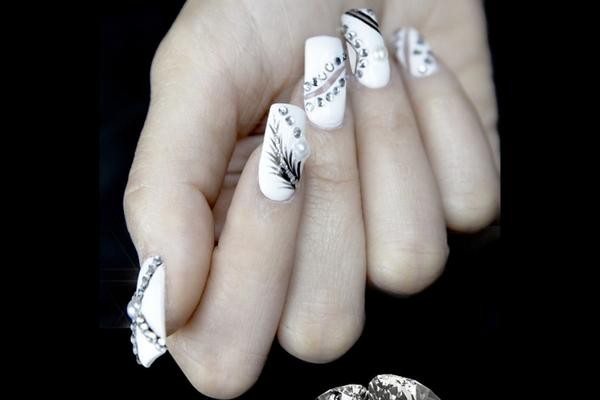 布鲁克林好区美甲美发店1200呎，十几张桌子和椅子（包括美发椅），3个洗头池，1个美容按摩拔毛房