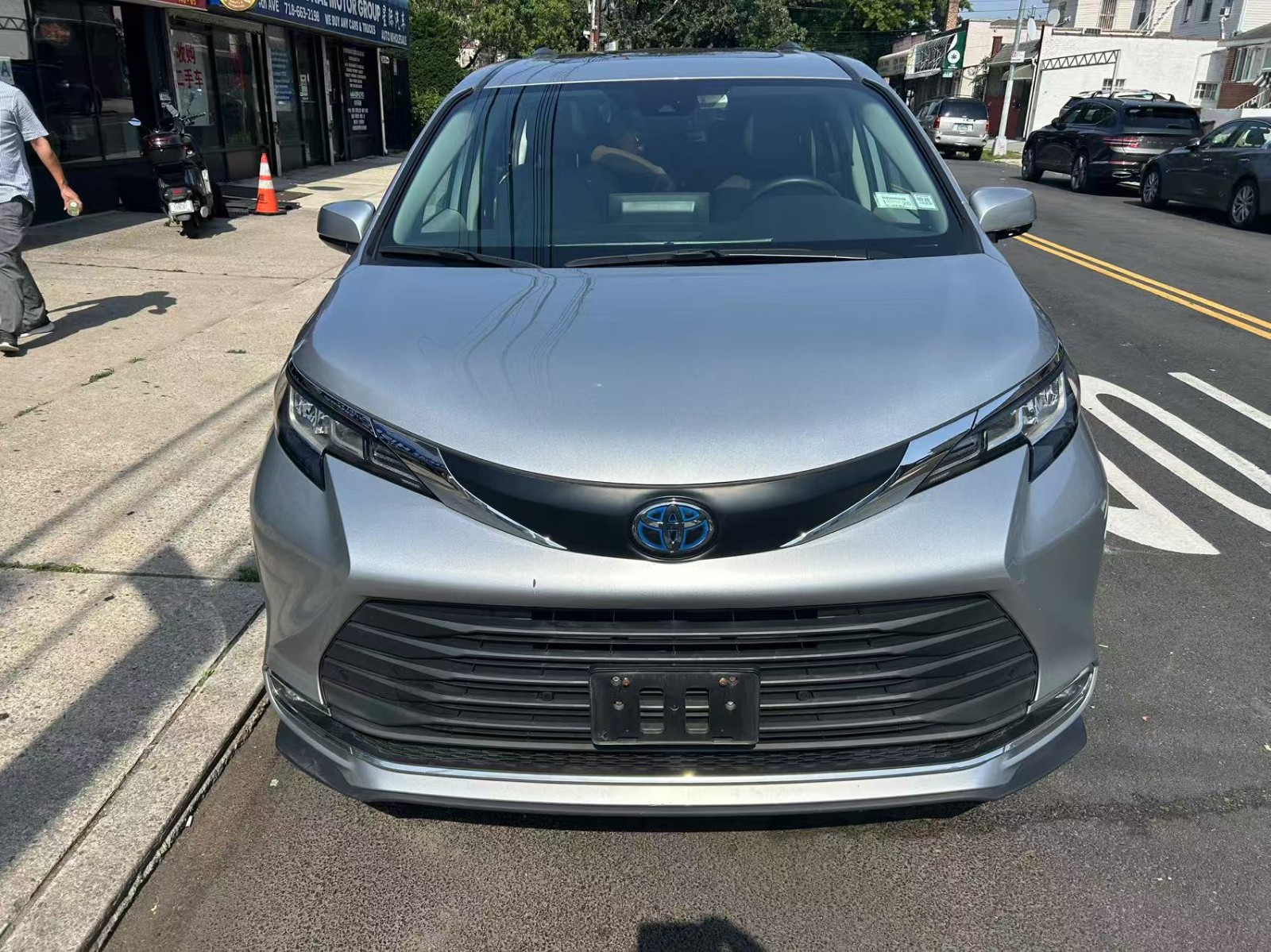 出售2022年 Toyota sienna XLE AWD里程39000迈数，8人座