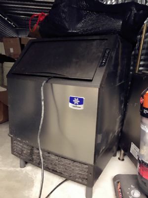 9成新商用制冰机,微波炉,白色木头橱柜出售