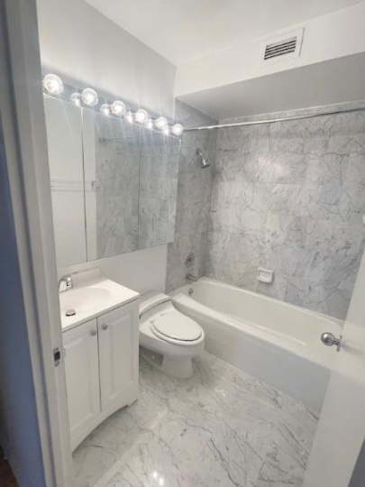 纽约曼哈顿中央车站附近Condo一室一厅$95万出售