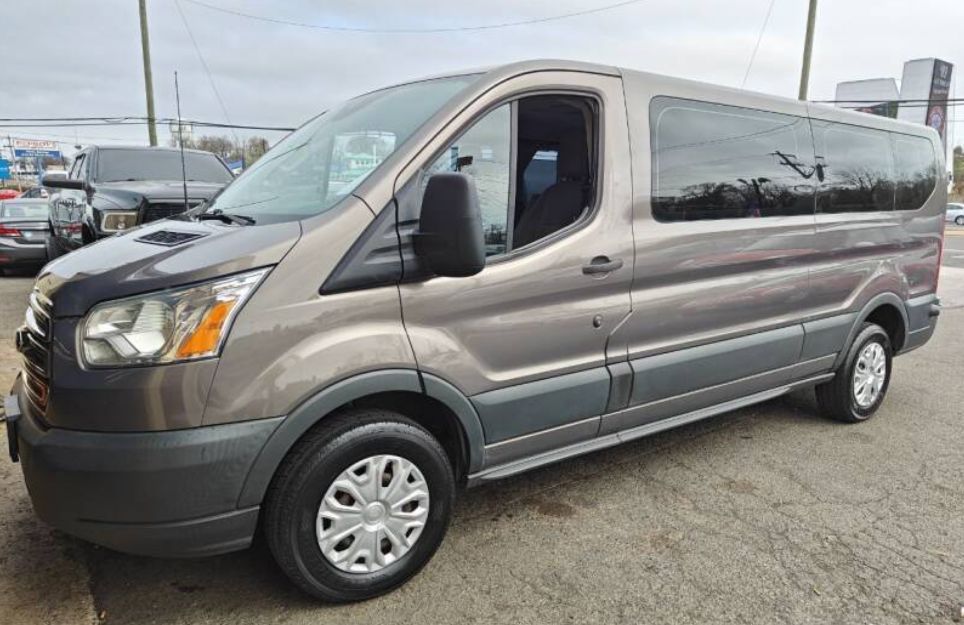 2016 Ford Transit 350 XLT Low Roof Passenger Van w60/40 福特13人座、售价17950