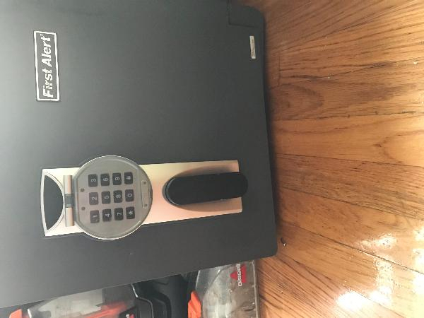 旧保险箱正方形约20英寸，有key ,售$150有意请联系6