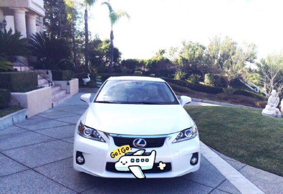 2013 白色 Lexus CT200h 混合动力性价比极高 车主跑的很少 价格可议