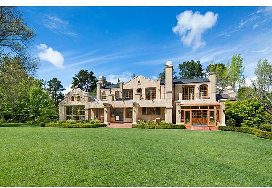 这套住宅拥有5间卧室套房