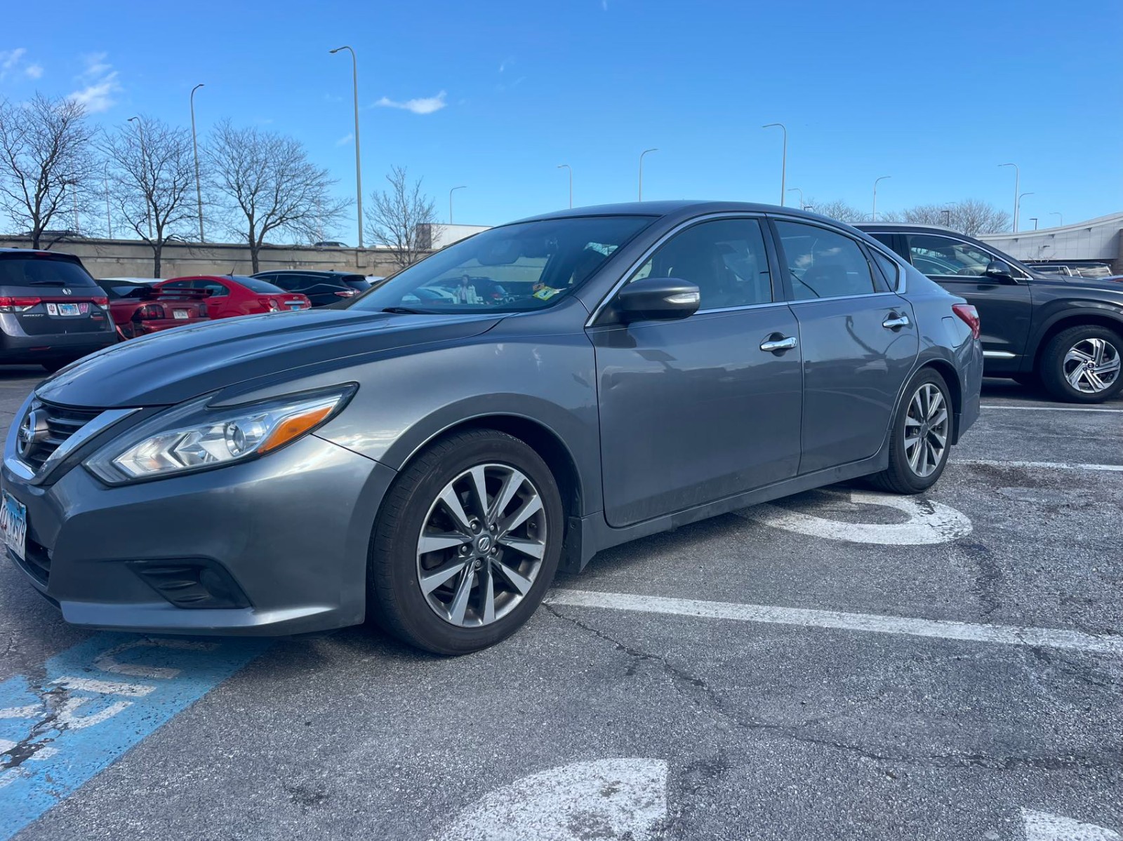 Beautiful car 2017 Nissan Altima in good exterior and car condition for sale (Chicago)