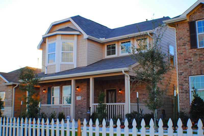 Near China Town, at the junction of No. 6 and Bailey Avenue, new houses are on sale, starting from 180,000. More pictures