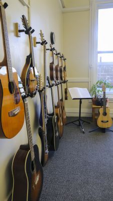 如果你想要在美国买吉他,到这个网络商店看