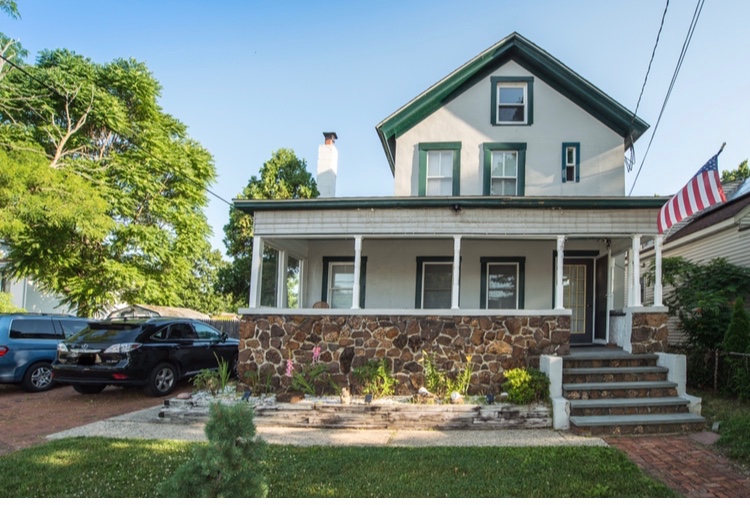 Newly renovated detached house in seaside town for sale by owner