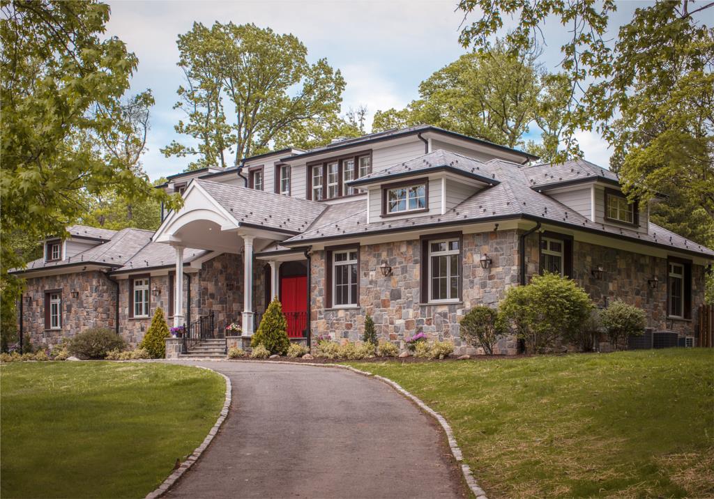 In 2015, it was completely renovated into a French colonial villa. Super mansion and famous area,